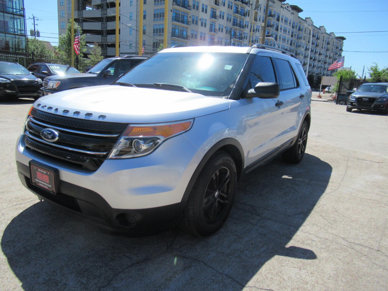 2015 Silver /Gray Ford Explorer XLT (1FM5K7B8XFG) with an 3.5L V6 F DOHC 24V engine, Automatic transmission, located at 1511 North Shepherd Dr., Houston, TX, 77008, (281) 657-1221, 29.798361, -95.412560 - 2015 FORD EXPLORER VIN: 1FM5K7B8XFGB17981 1 F M 5 K 7 B 8 X F G B 1 7 9 8 1 4 DOOR WAGON/SPORT UTILITY 3.5L V6 F DOHC 24V GASOLINE FRONT WHEEL DRIVE - Photo #24